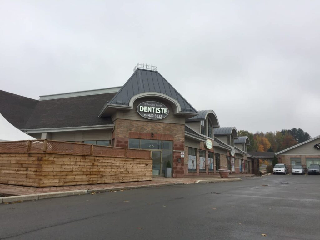 centre-d-implantologie-dre-guylaine-martin-storefront-1.jpg