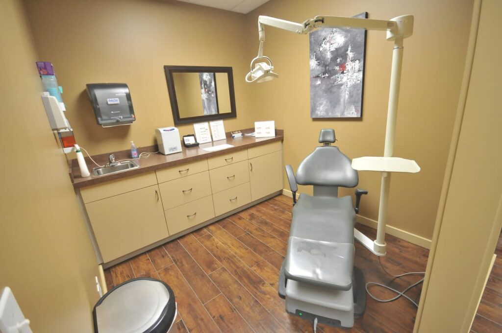 modern-smiles-denture-implant-centre-inc-1.jpg